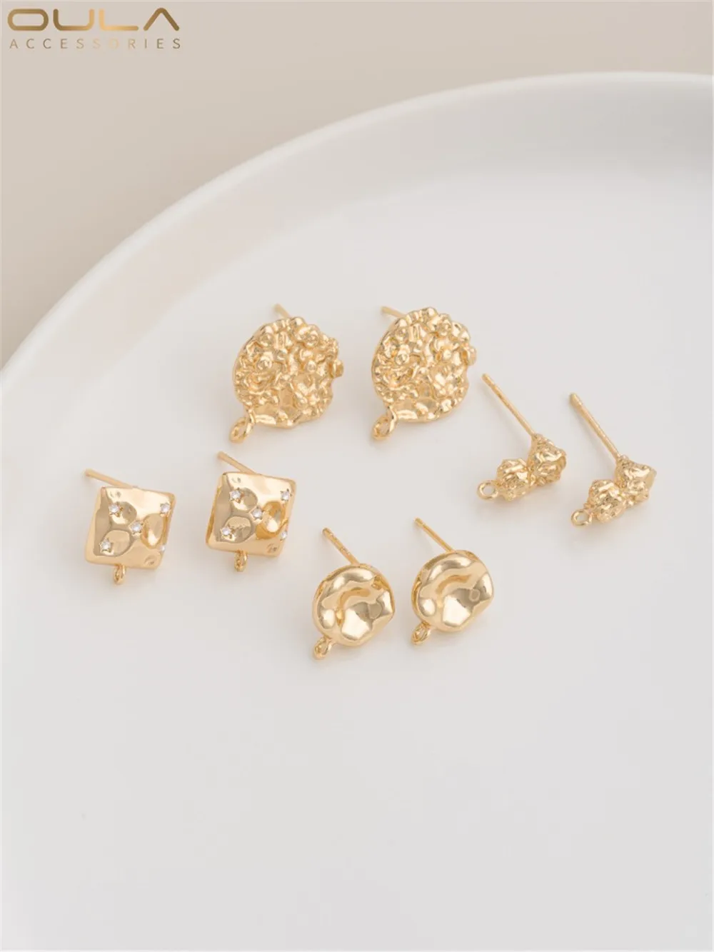 Серьги из серебра 925 пробы 14 к в упаковке золотого цвета лавовый маленький камень