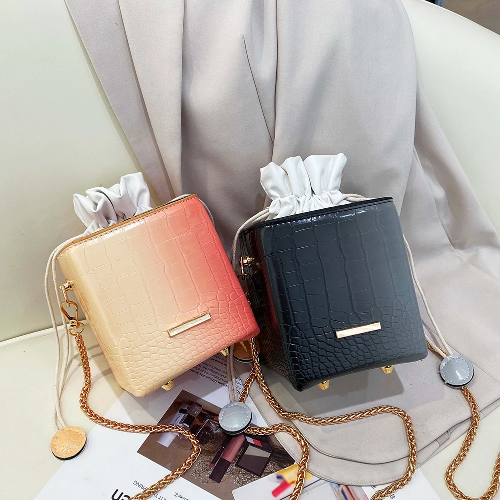 

Изысканные соломенные кожаные сумки через плечо, маленькие женские сумки-мессенджеры в форме коробки на цепочке, сумки на шнурке с градиент...