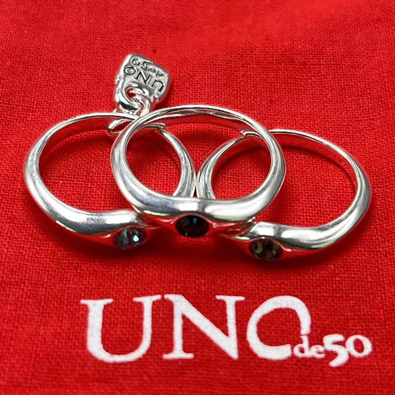 Женское кольцо с разноцветными камнями