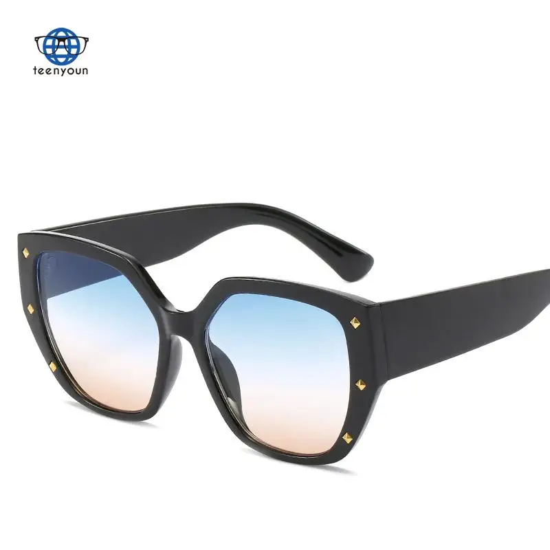 

Очки солнцезащитные UV400 в большой оправе с украшением в виде звезд