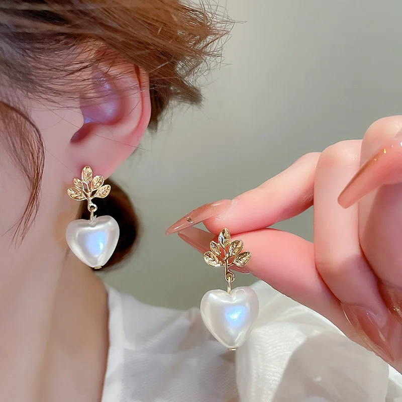 

Romantic Heart-Shaped Pearl Pendant with Gold Leaf Earrings Elegant Women's Drop Ear Jewelry Geometric Small Earrings