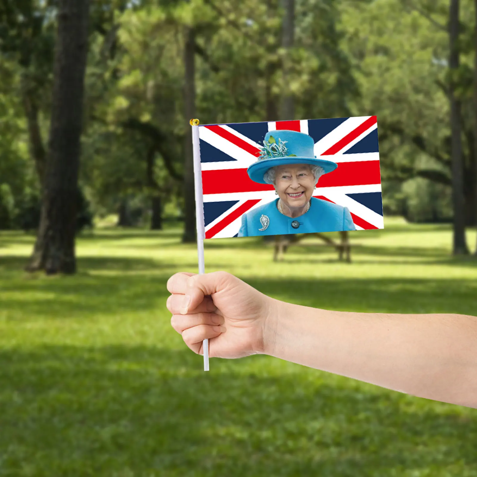 

10pcs 2022 Queens Jubilee Flags Union Jack Hand Waving Flag Her Majesty Banner Poster Party British Decorations 14x21cm