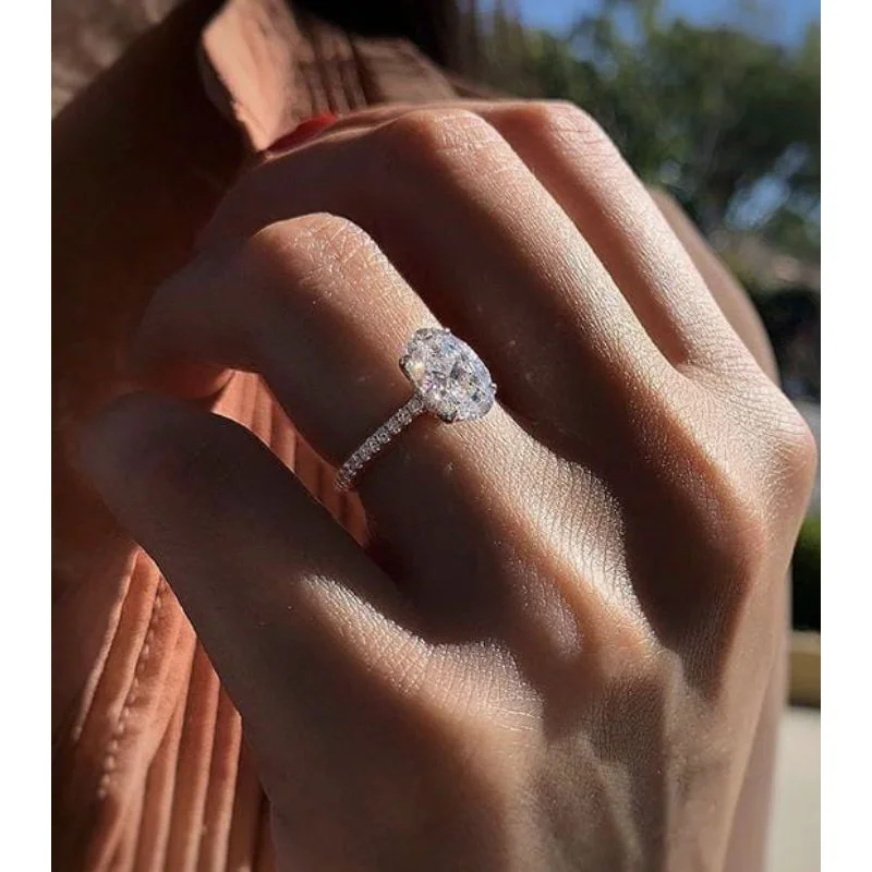 

New Pigeon Egg Oval Cut Ring with a Magnificent European and American Style