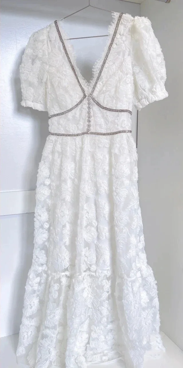 Кружевное женское белое длинное платье с бриллиантами и пышными рукавами