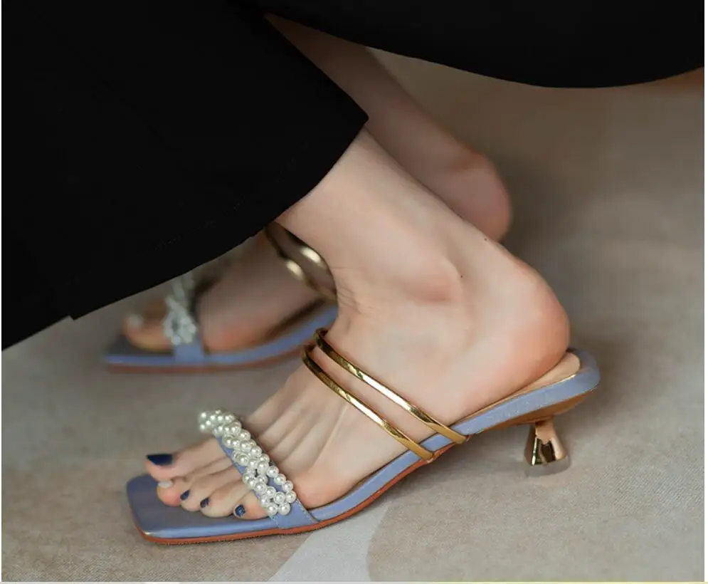 

2022 new wild one-word belt square two sandals female summer ladies full match fashion pearls in heels and half drag super fire