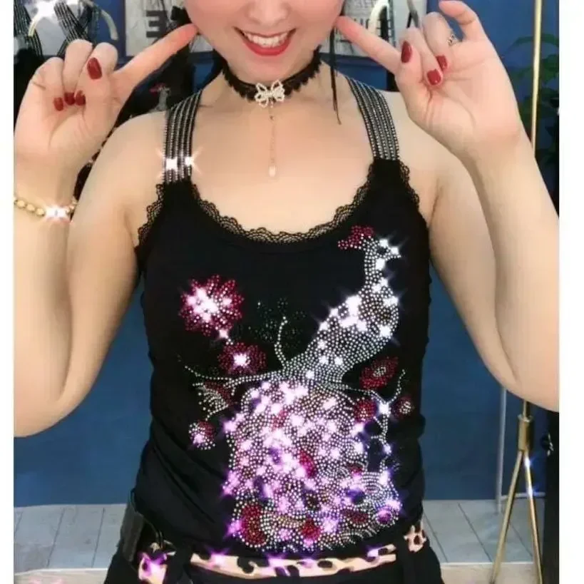 Женские милые топы на бретельках с изображением павлина и стразами модная одежда