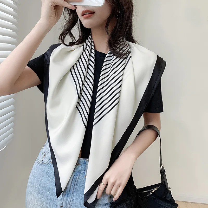 

Новинка, Шелковый женский шарф MoriBty с роскошным принтом 90 см, квадратный полосатый хиджаб, банданы, Женская Весенняя Корейская версия, декоративный головной платок