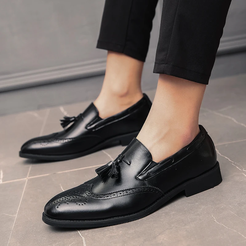 

Coslony Men Loafers Male Gentleman PU Leather Footwear Flats Tassel Decorate Men Brogue British Oxford Dress Shoe Big Size 38-48