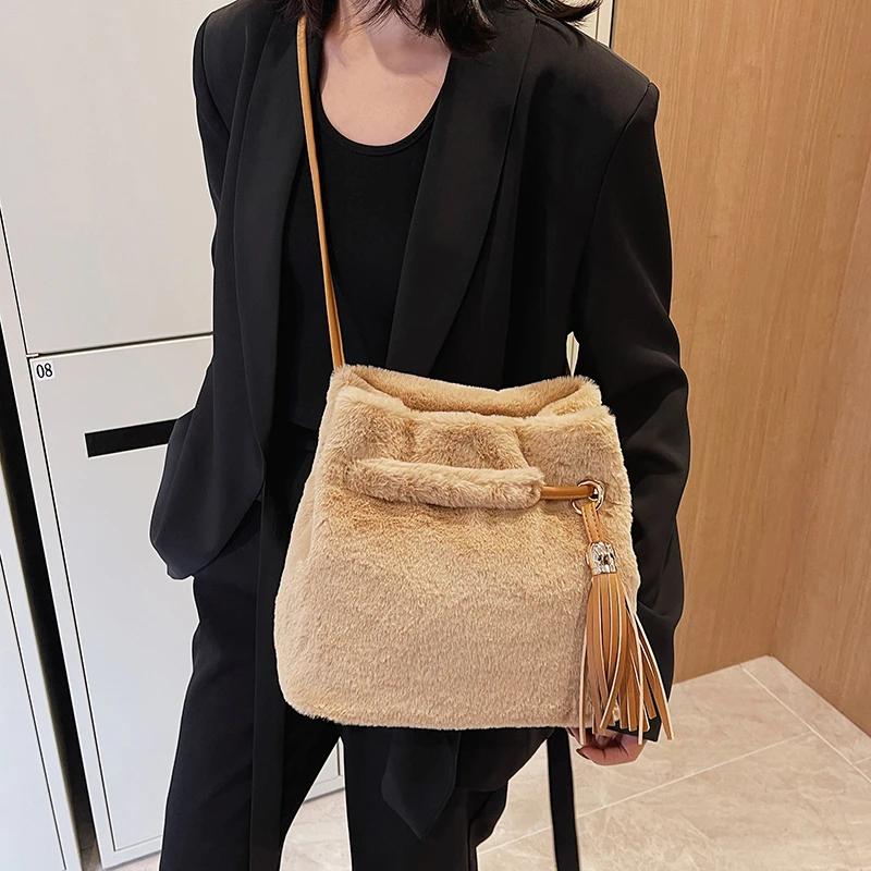 

Women Messenger Tassel Shoulder Bag 2022 Winter Lamb Faux Fur Handbag Fashion Underarm Bag Fluffy Plush Crossbody Tote Bucket