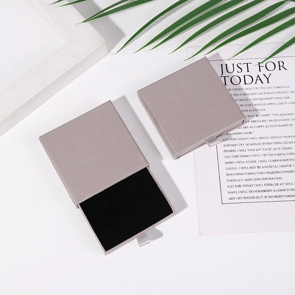 

Картонная шкатулка для украшений