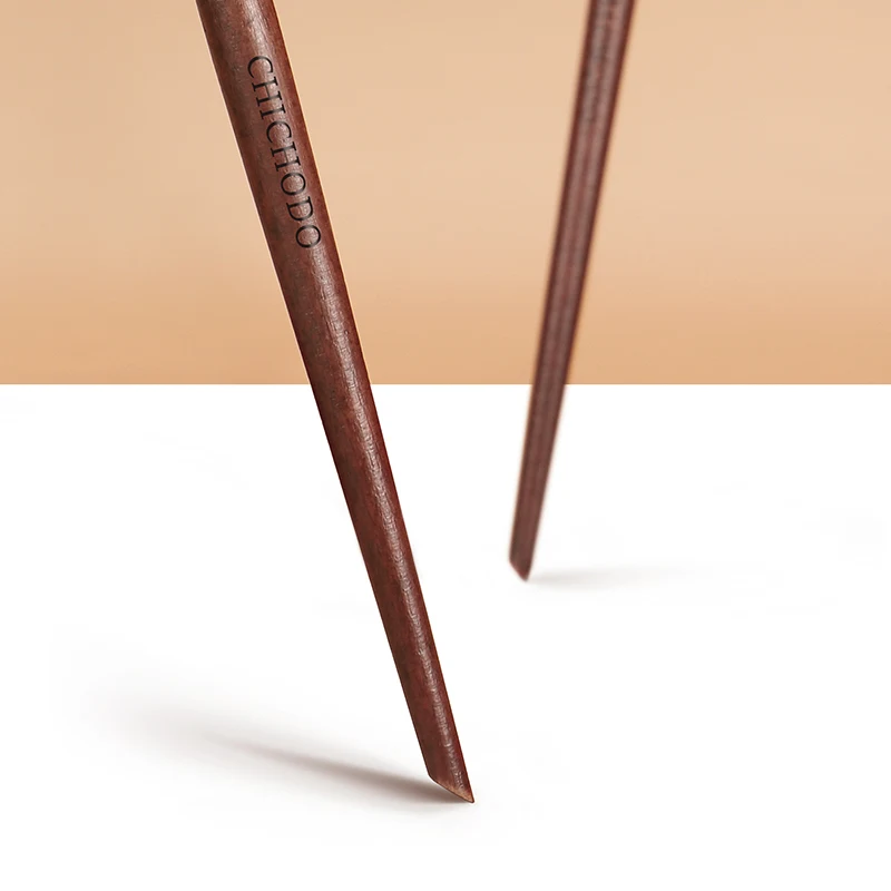 CHICHODO Профессиональная кисть для макияжа из шерсти животных Белая ультратонкая