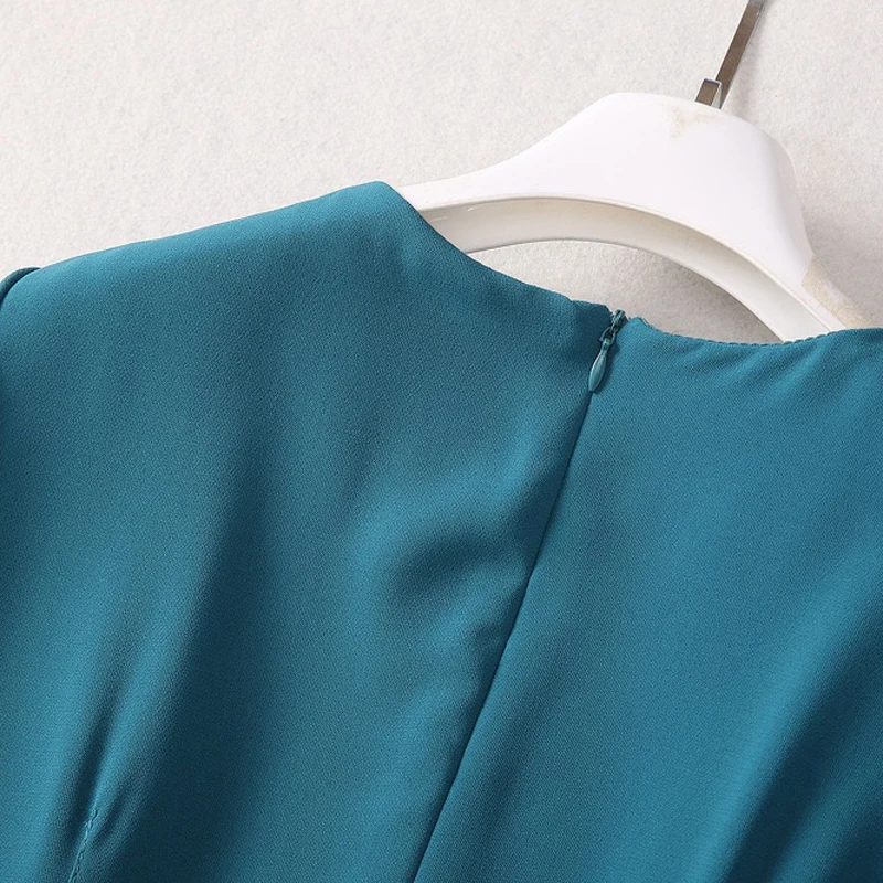 Женское платье с застежкой на талии модельное дизайнерское круглым вырезом и