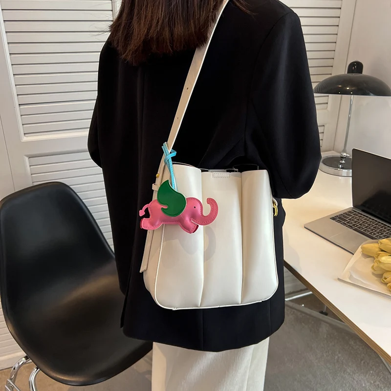 

Luxury Design Ladies Crossbody Bags With Pendant 2022 New Fashion Shoulder Bag for Women Casual Travel Shopping Handbags Female