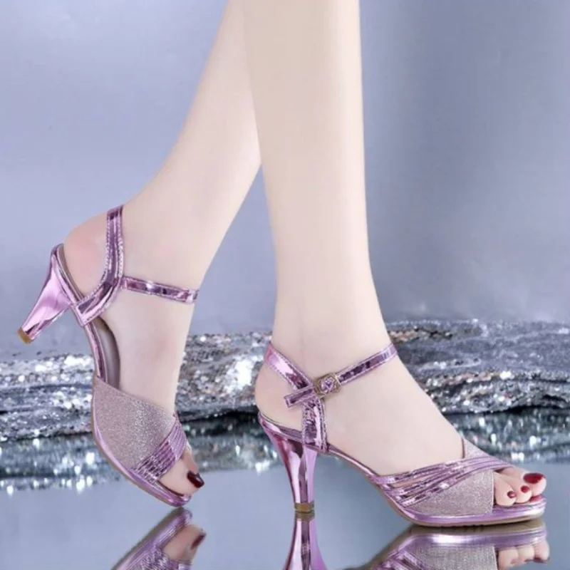 

Летний T stage европейский и американский Новый Стиль Пряжка ремень темпераментный кожаный открытый носок шпилька на высоком каблуке междуна...