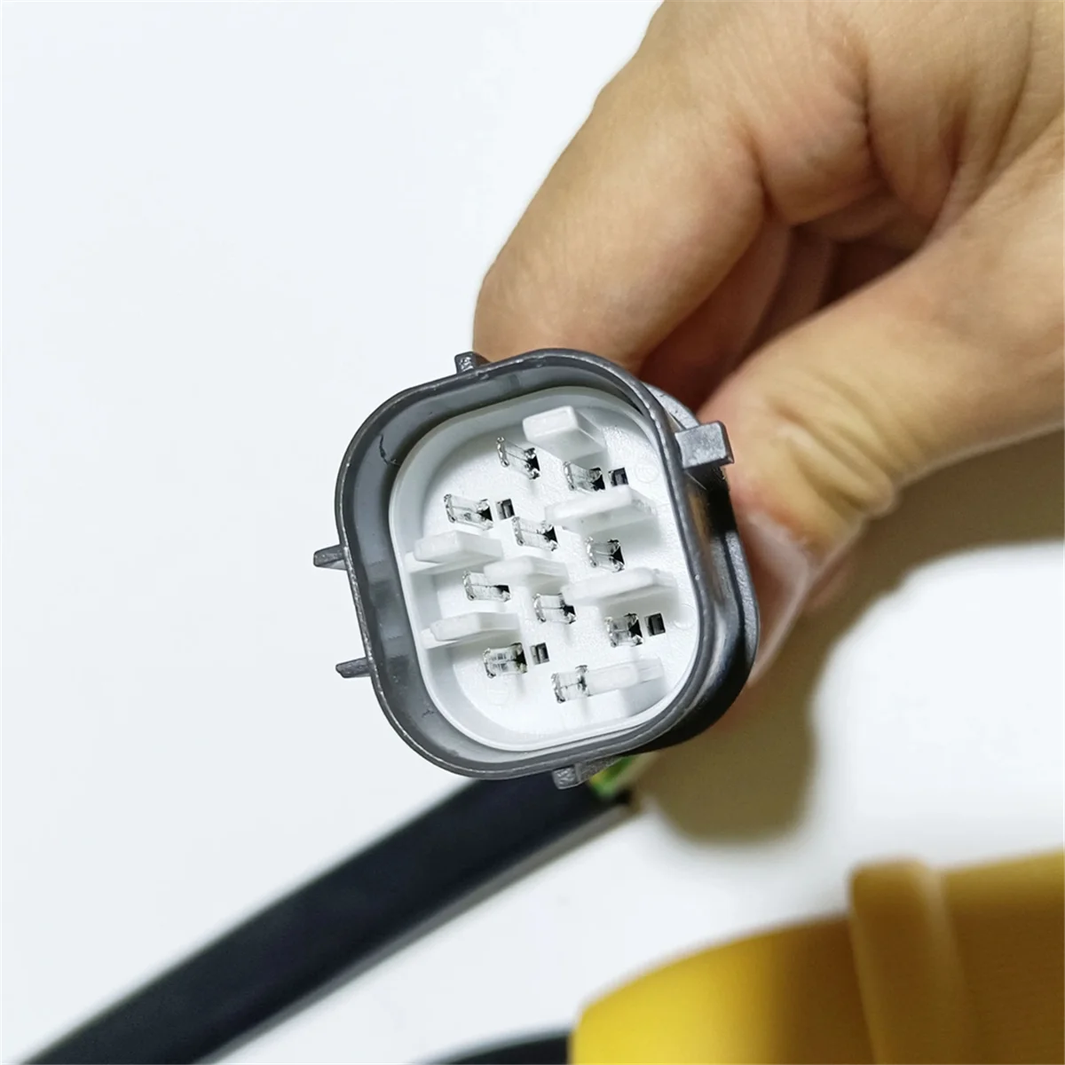 Переключатель сигнала поворота в переднюю и заднюю стойки автомобиля для