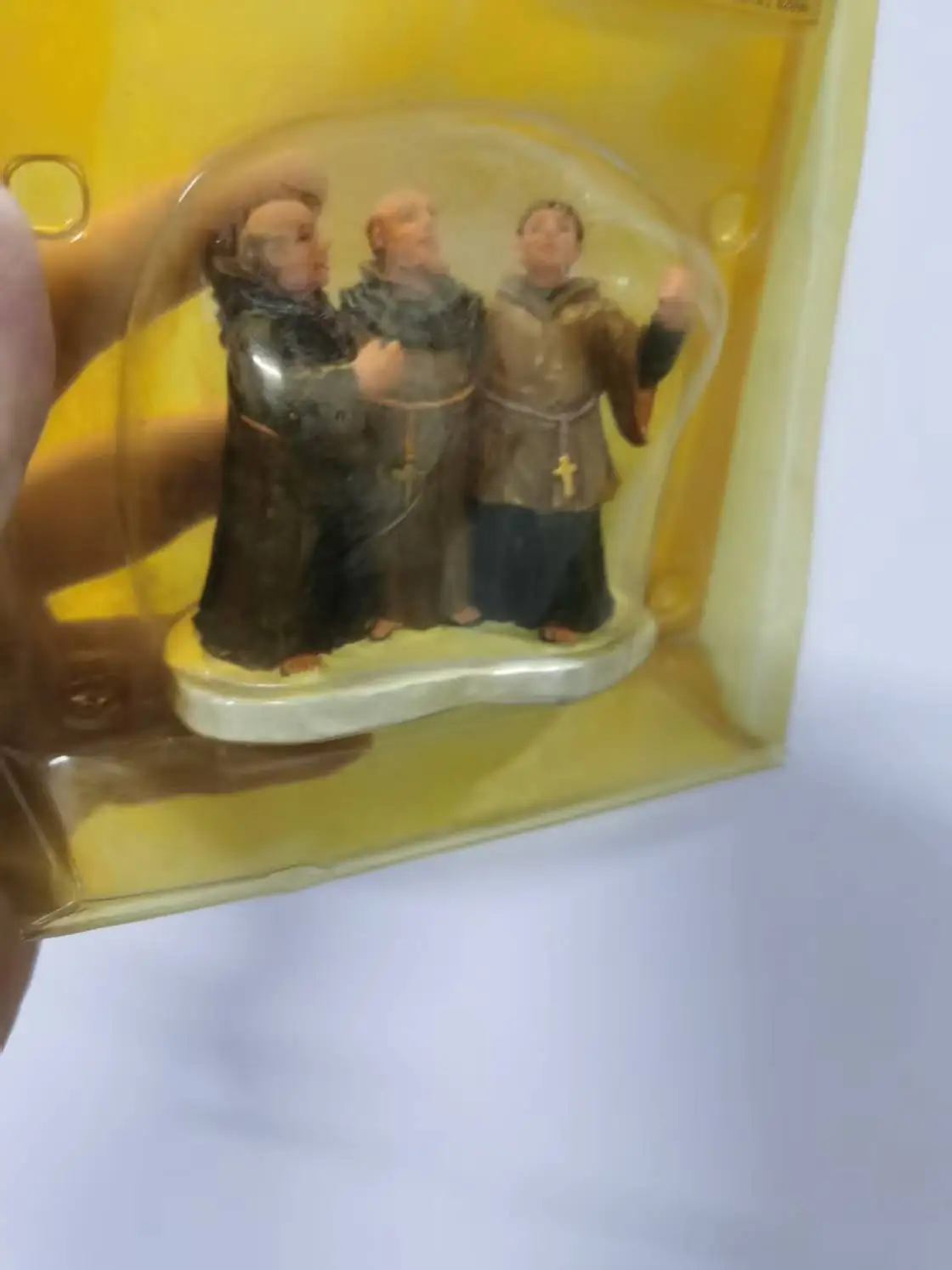 

Фигурка из резины "Три человека"