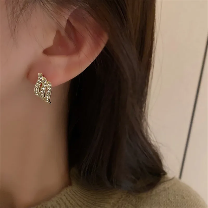 

2022 New Korean Design Elegant Crystal Geometric Stud Earrings For Women Girls Party Wedding Jewelry Gift Accessories e131