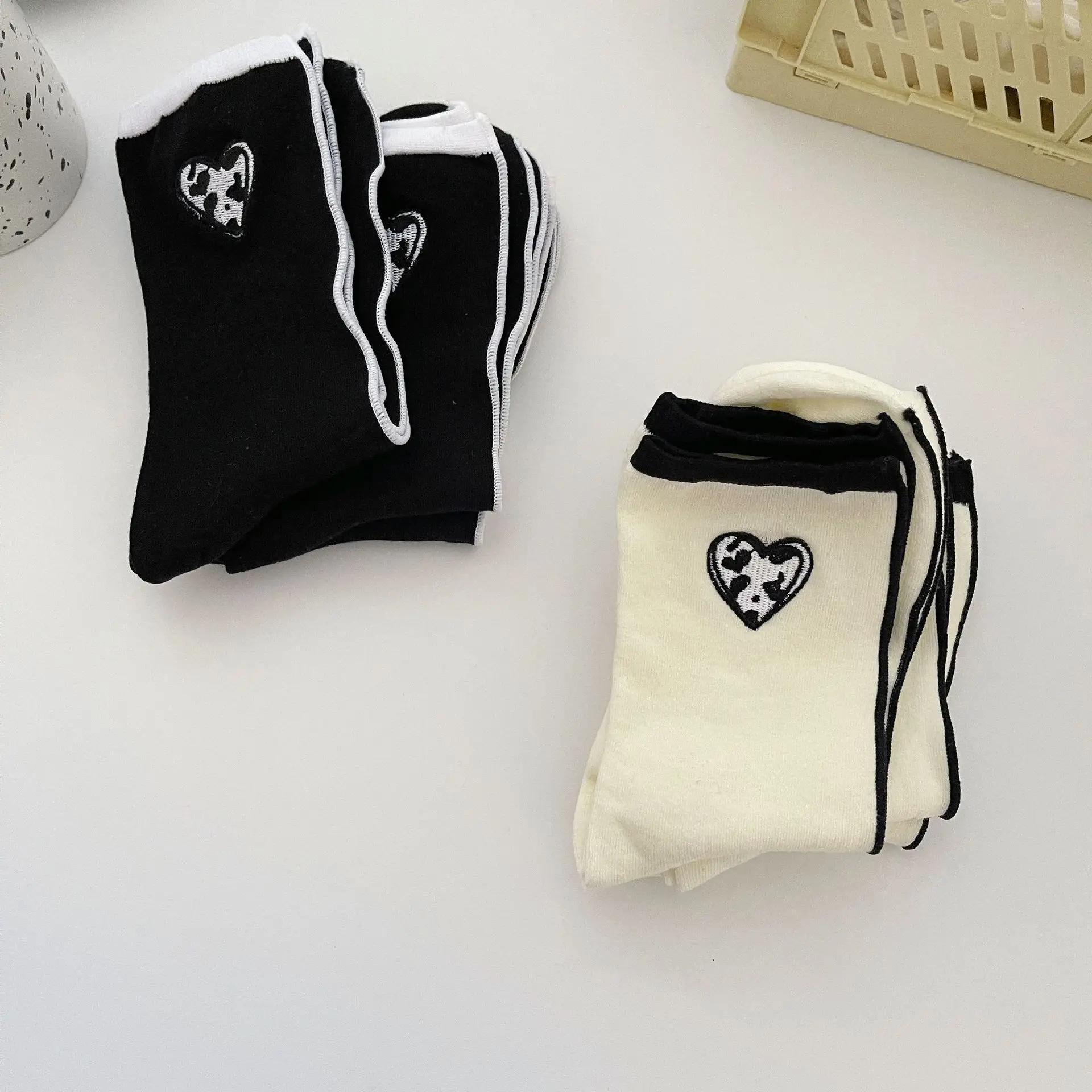 

Женские винтажные носки с вышивкой, черные и белые, милые весенние женские носки с милым рисунком любви, популярные женские носки