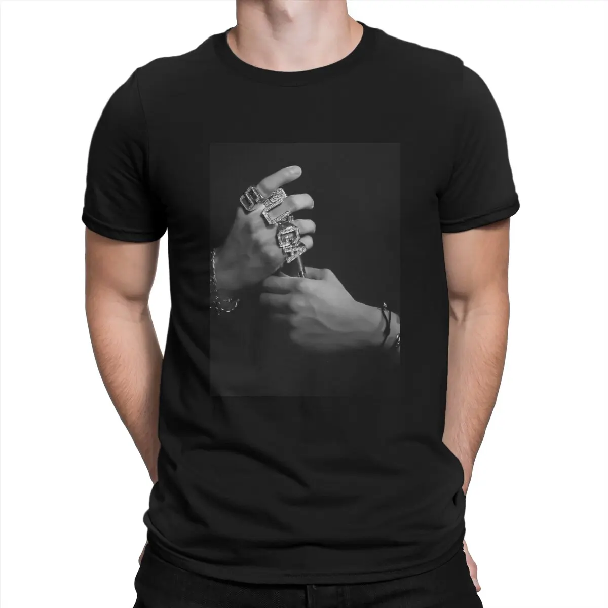 

Мужские футболки Suga с надписью «руки за руку» и микрофоном, Корейская футболка с изображением певицы и юмора Yoongi, футболка с коротким рукавом и круглым вырезом, хлопковая футболка, идея для подарка