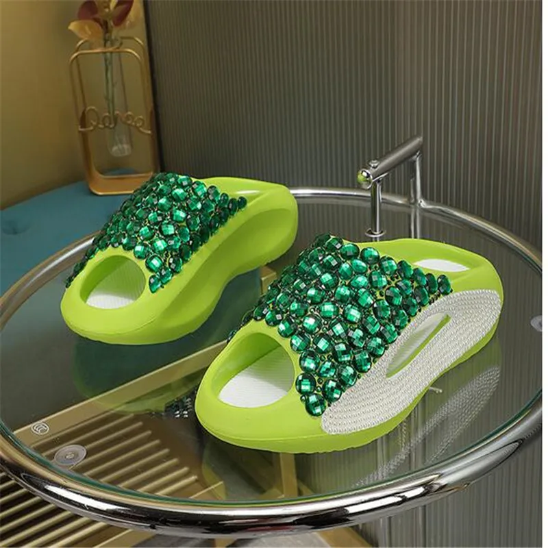 

Luxury Rhinestone Covered Design Slippers for Women Soft Thick Bottom Cloud Sandals 2023 Summer Platform Sandal Beach Flip Flops