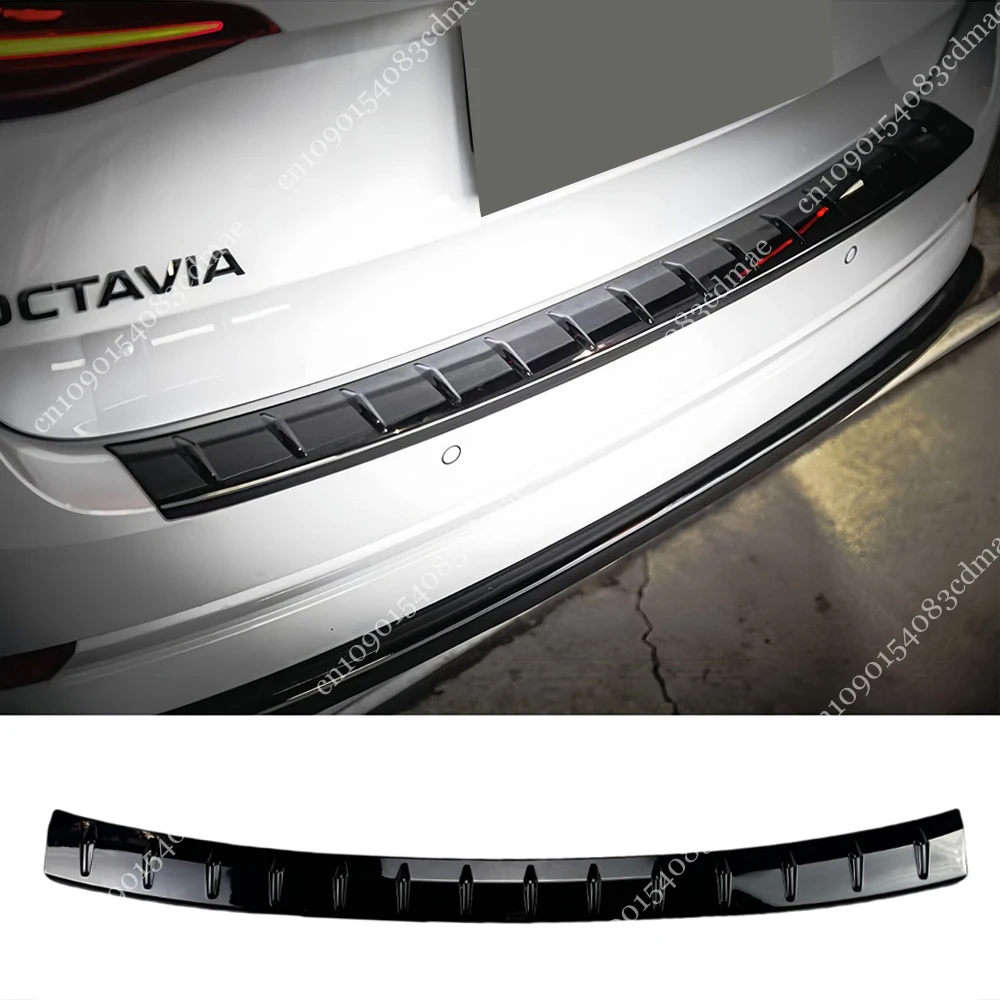 Фото Глянцевая черная защита на порог багажника для Skoda Octavia MK4 Combi RS vRS Sportline TSI TDI 2019-2023, аксессуары для заднего бампера №1