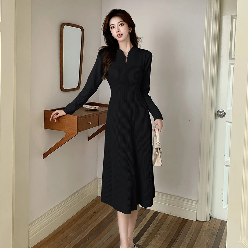 Женское трикотажное платье-свитер с воротником-стойкой и длинным рукавом