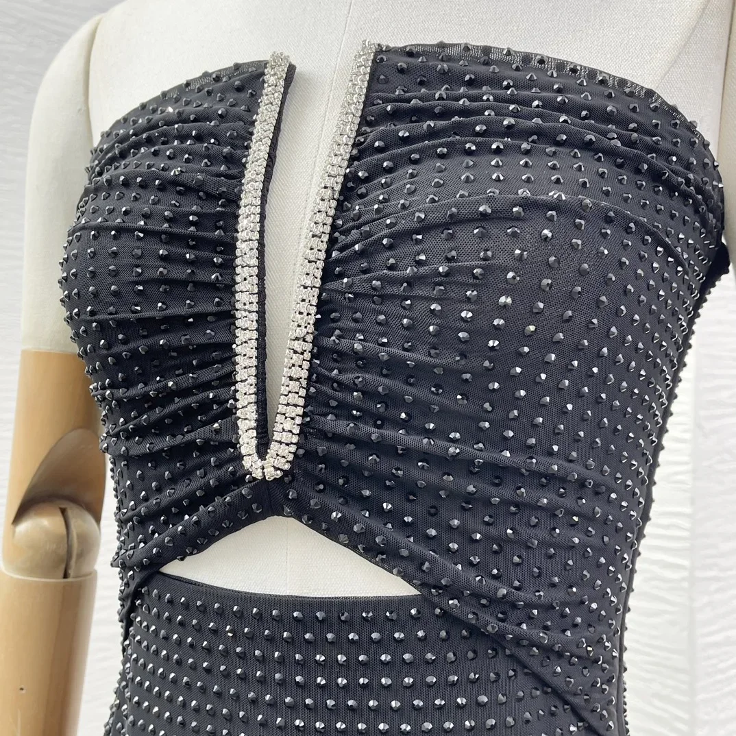 Черное 2024 новое летнее платье высшего качества без рукавов с вырезами и