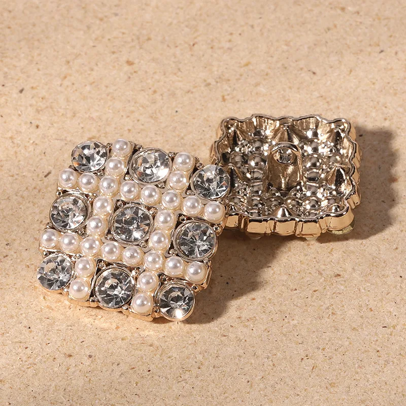 Квадратные пуговицы с металлическим жемчугом и стразами 6 шт