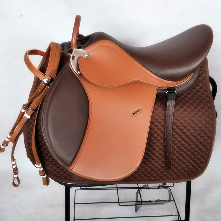 Комплексное седло с двойным обхватом размера пони для лошадей на ферме