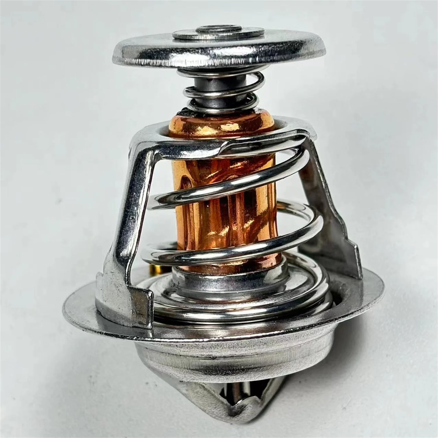 Термостат 129155-49801 для двигателя John Deere 3046R 3320 3520 3720 4105 4200