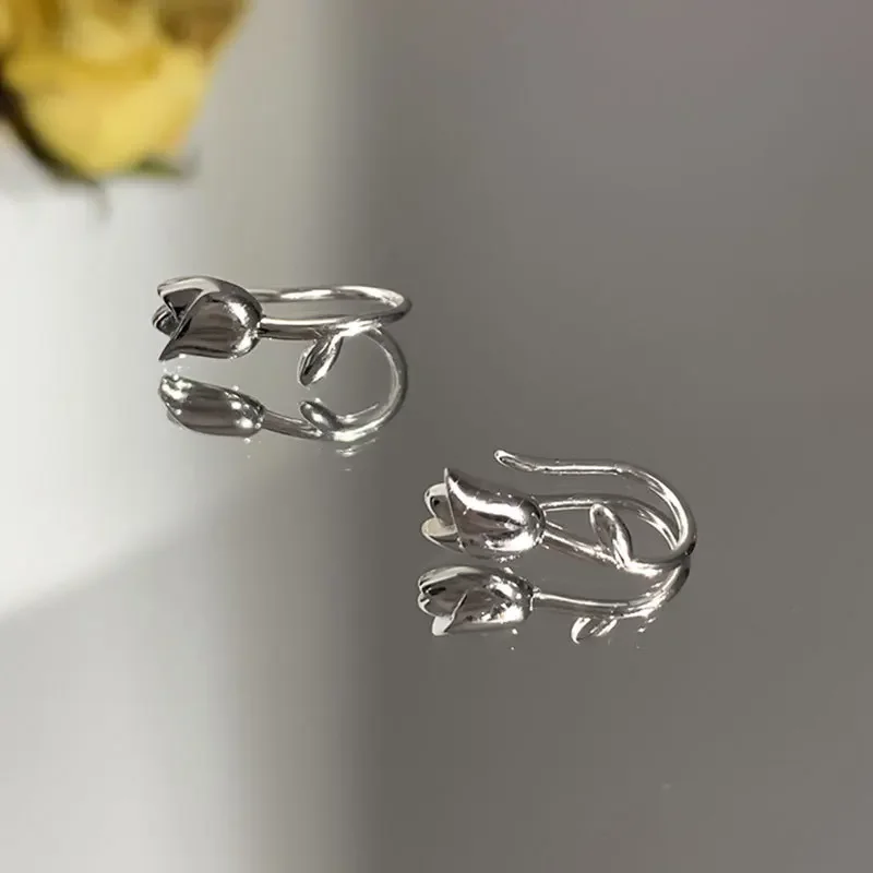 Серьги-гвоздики из серебра 925 пробы в виде тюльпана