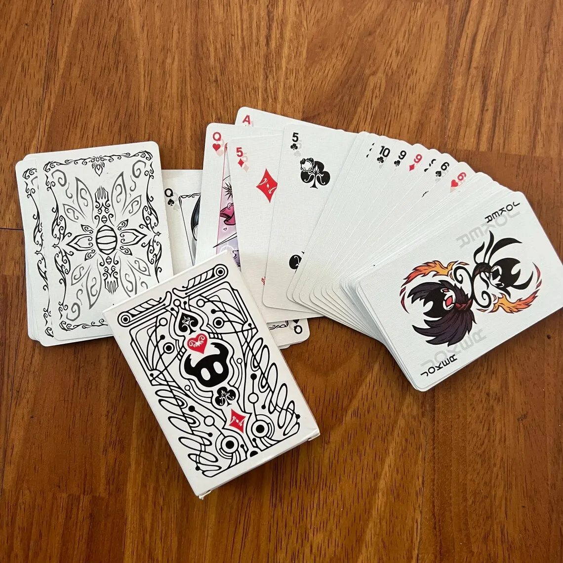 Фото Коллекционный набор стандартных игральных карт Hollow Knight, черно-белые игральные карты, портативная креативная настольная игра, подарок №5