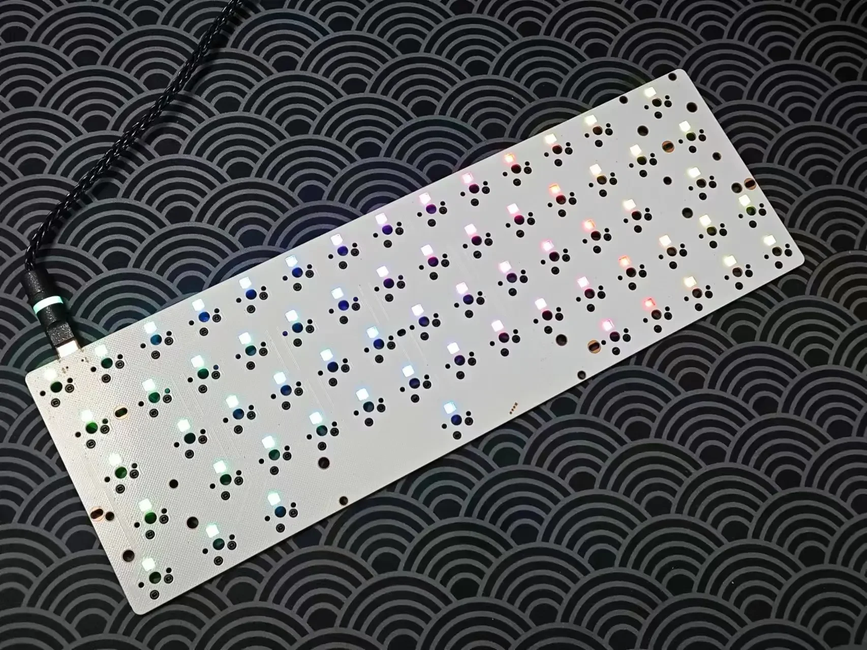 Проводная модель с 64-клавишами и возможностью горячей замены RGB PCB VIA поддержка