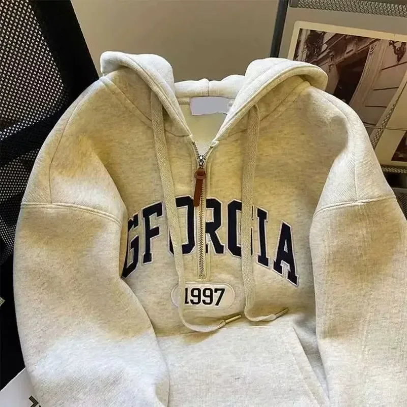 Светло-серая толстовка с вышивкой в американском стиле ретро бархатная зимняя