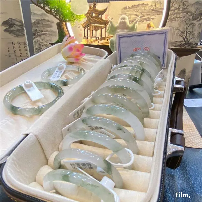 Синьцзян Тяньшань нефритовый косметический браслет из натурального изумруда