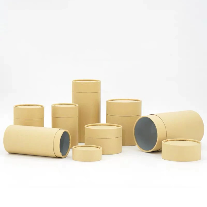 Коричневые круглые картонные коробки из крафт-бумаги с напечатанным логотипом