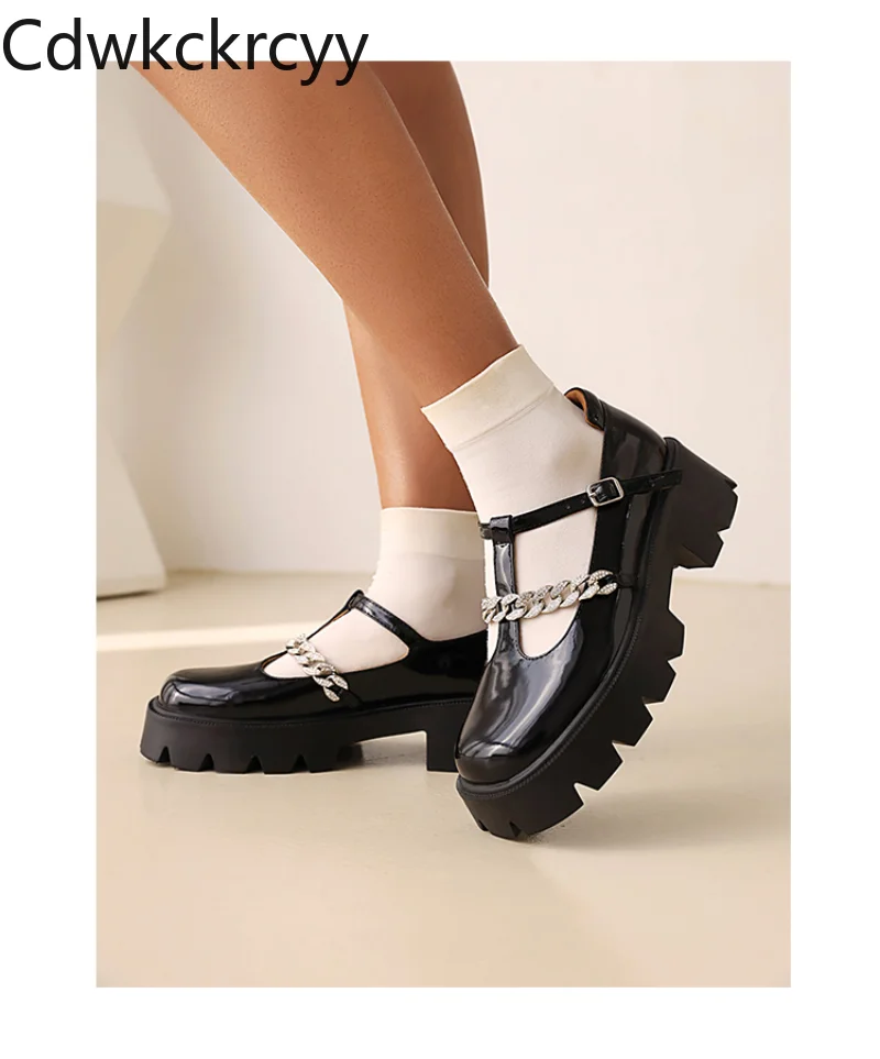 

Женские туфли на высоком каблуке, с круглым носком и цепочкой