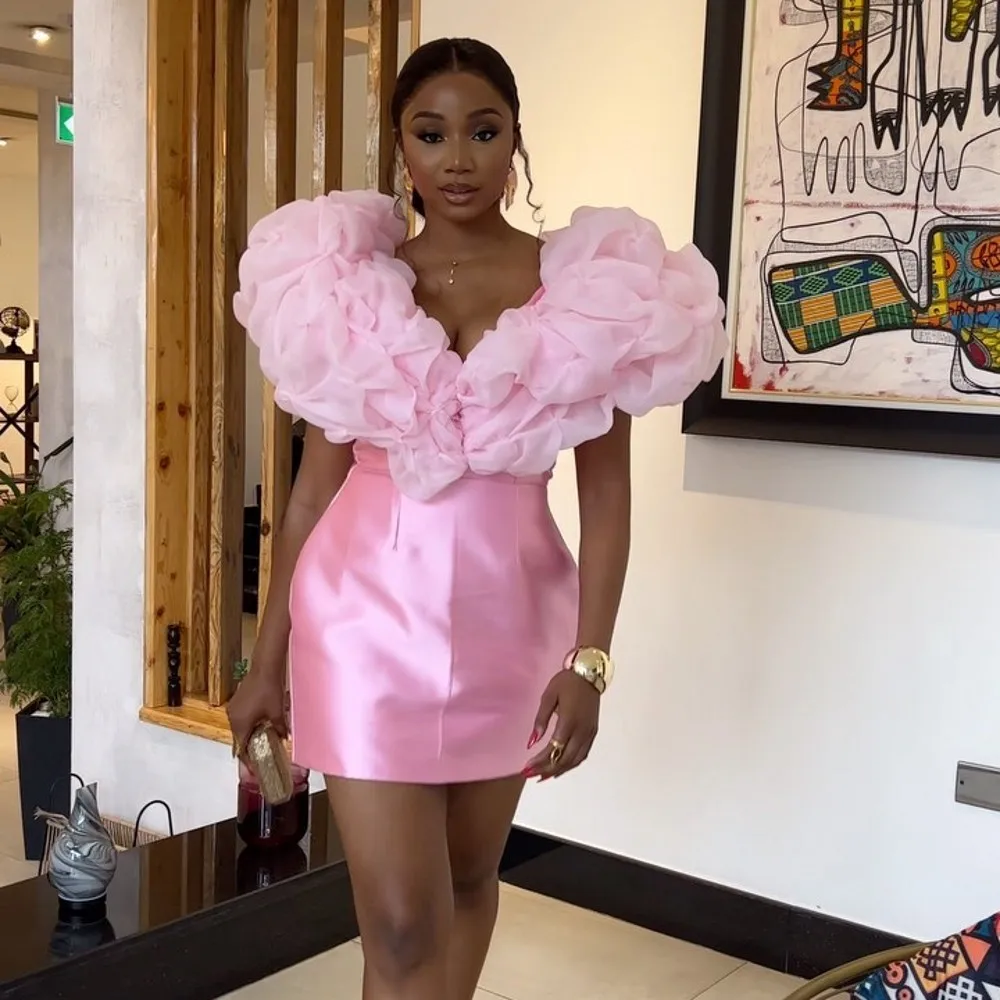 Красивые розовые короткие коктейльные платья-футляры с красными оборками Детали