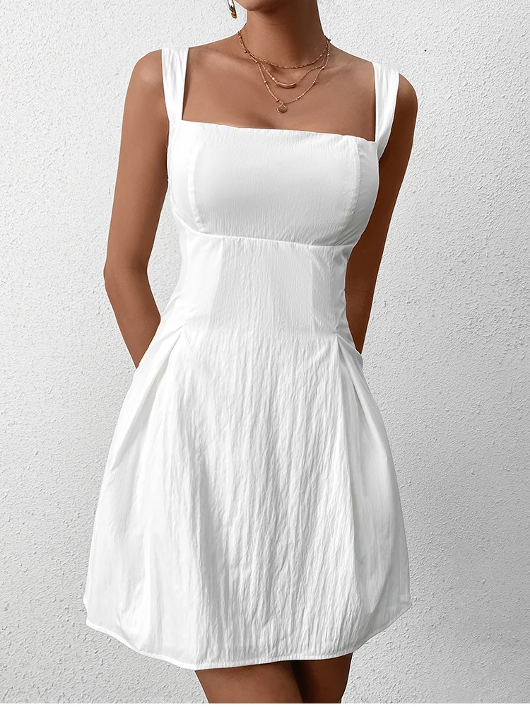 Платье-мини на шнуровке с открытой спиной и квадратным вырезом