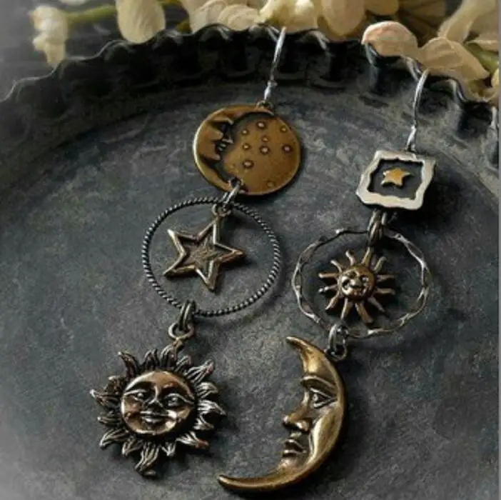 

Vintage Face Sun Moon Pendant Creative Design Women Asymmetric Personality Pendant Earrings Party Jewelry Gifts