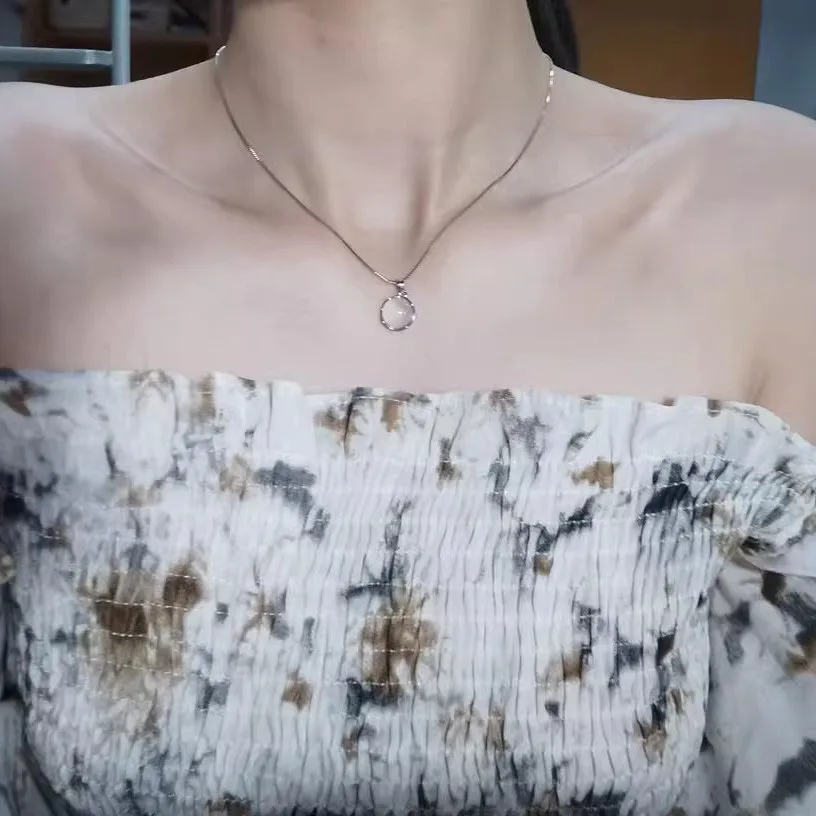 

Ожерелье женское универсальное нишевое дизайнерское ожерелье чувствительное ожерелье имитация белого халцедона хрустальный кулон