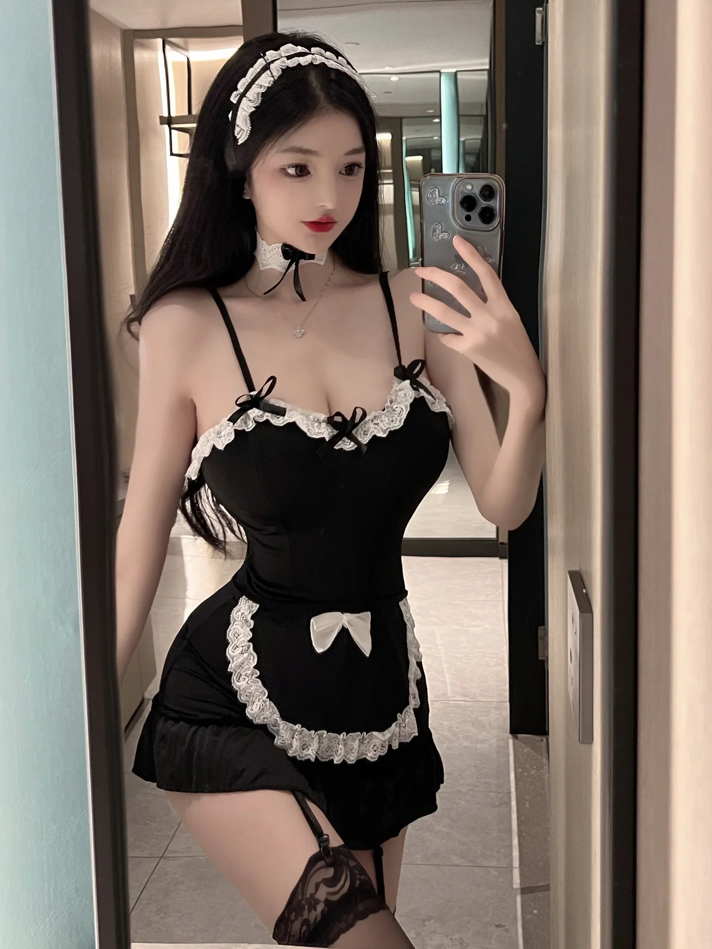 Женское кружевное короткое платье на бретельках с V-образным вырезом