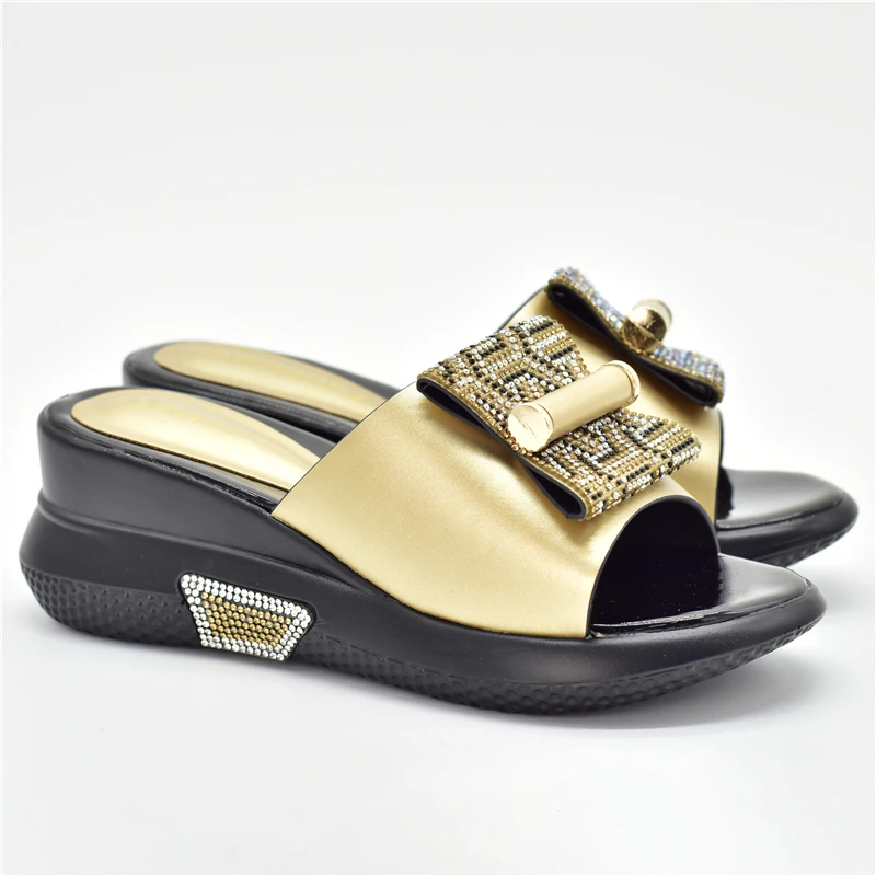 Туфли-лодочки женские из лакированной кожи на платформе и высоком каблуке |