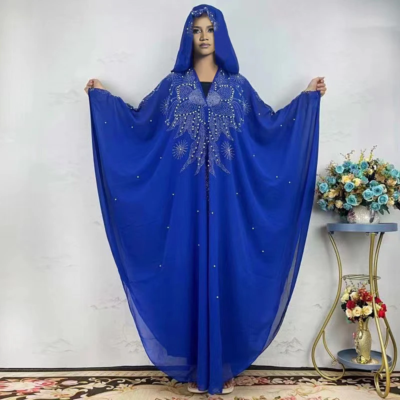 

Женское шифоновое платье с капюшоном и бусинами