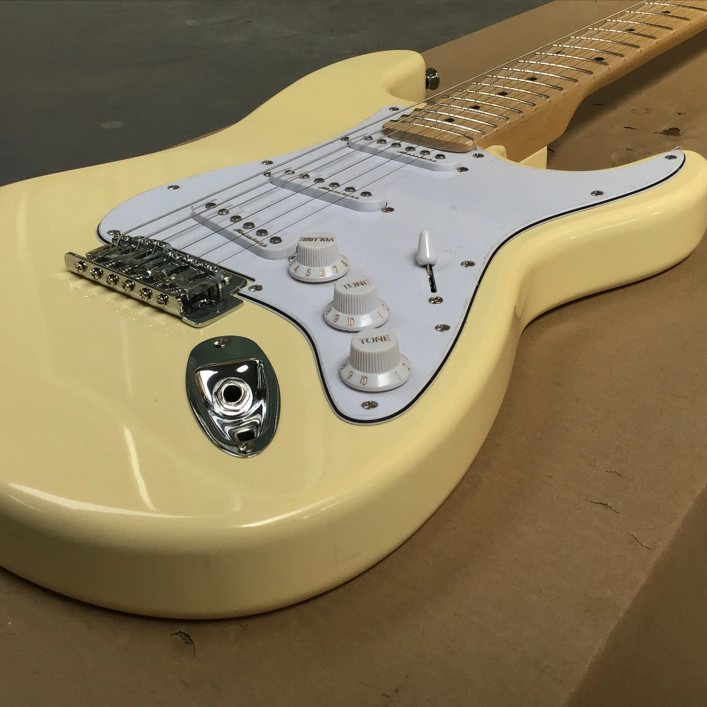 Фабричная стандартная электрическая гитара желтая красное дерево цвет красного