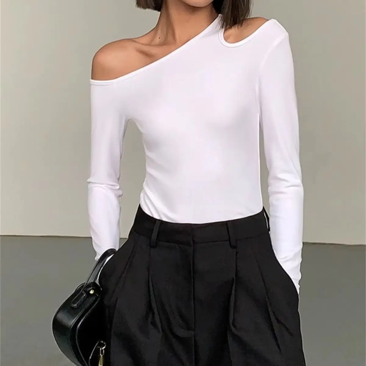 Женский топ с косым воротником и открытыми плечами модная однотонная блузка