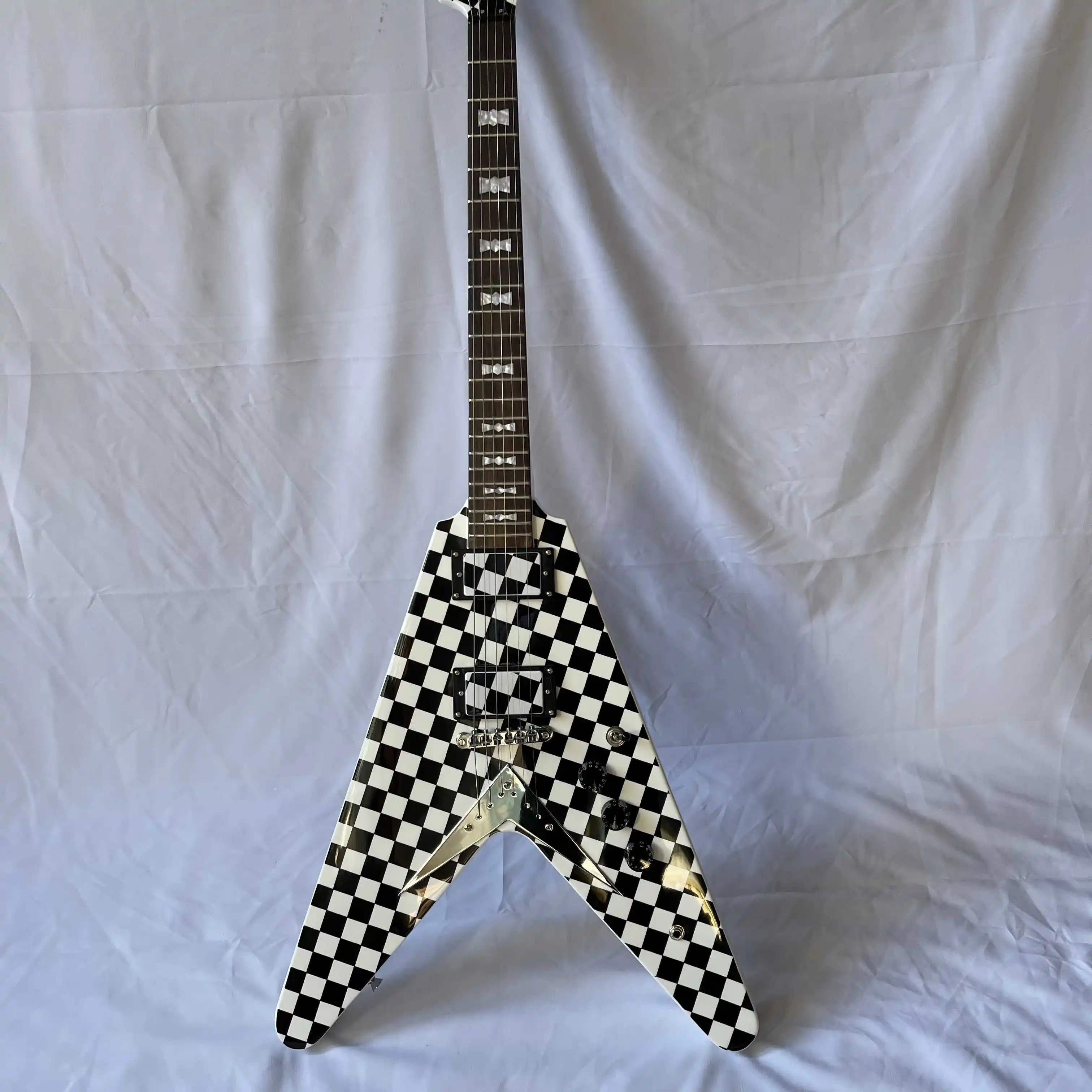 

Бесплатная доставка, черно-белая шахматная доска, специальная форма, уникальная, электрическая гитара, 2022 Новый Поп, высококлассная на заказ,