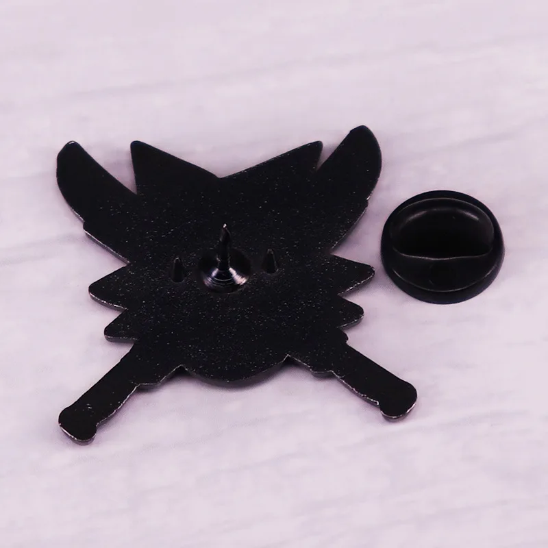 Жесткая эмалированная брошь в виде пятничной 13-го Джейсона с изображением маски