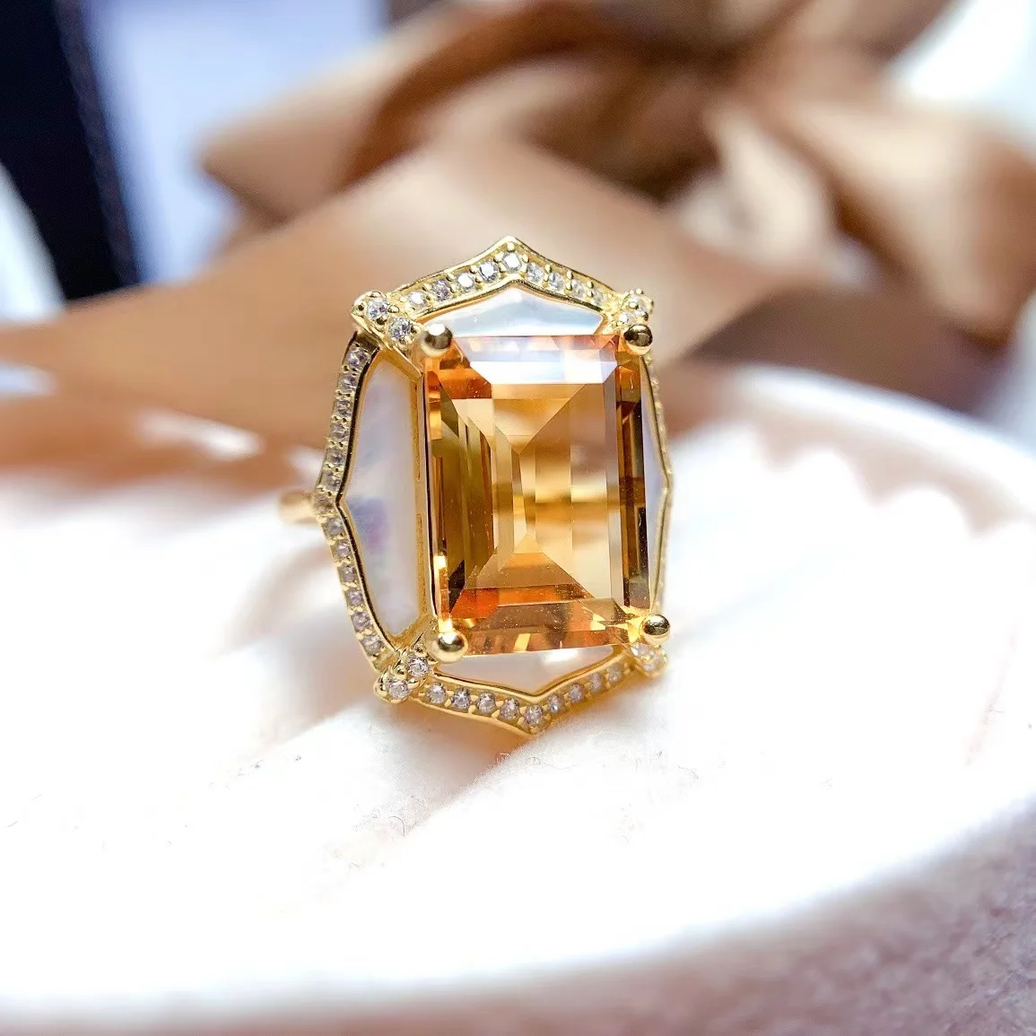 

Кольцо из серебра 925 пробы с натуральным топазом