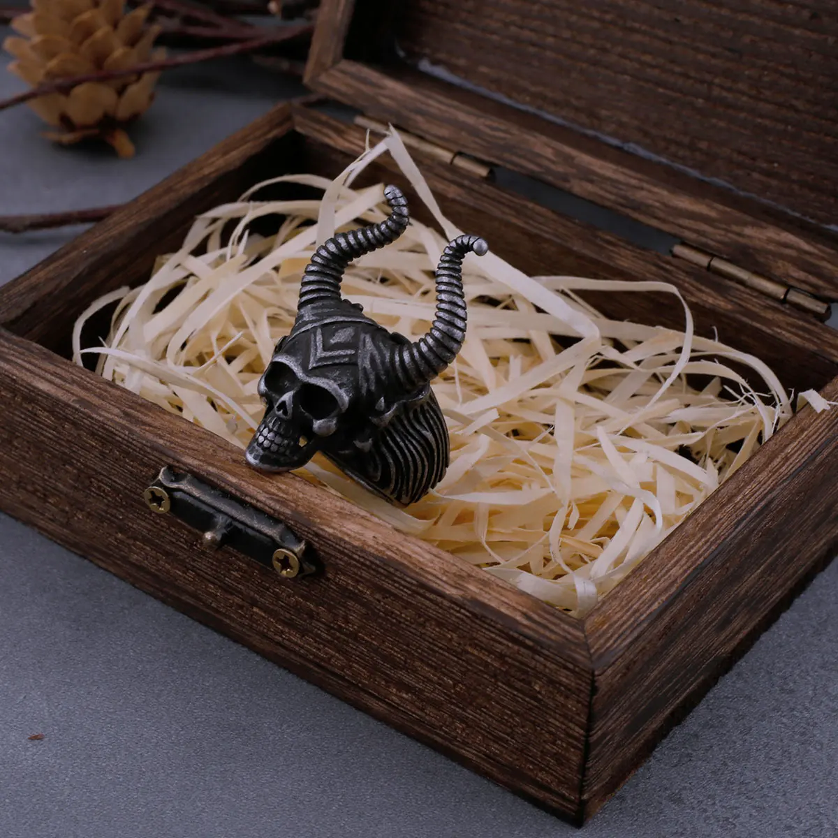 

Stainless Steel Retro Sheep Head Skull Ring Men's Demon Retro Punk Rock Party Jewelry Gifts Wooden Box